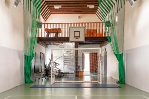 Kildary的住宿－Balnagown Estates Gardener's Cottage，一个带绿色窗帘和篮球架的健身房
