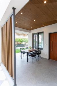 Πινγκ πονγκ στο aella apartments ή εκεί κοντά