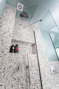 Ένα μπάνιο στο aella apartments +71 φωτογραφίες