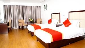 Triguna Clarks Inn Kurnool客房内的一张或多张床位