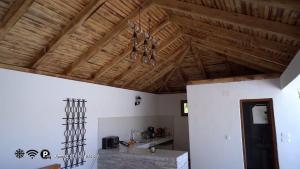 eine Küche mit Holzdecken und einem Kronleuchter in der Unterkunft Vila Perla in Mostar