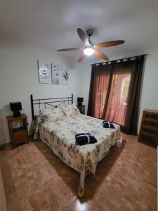 Posteľ alebo postele v izbe v ubytovaní ¡Bajo extraordinario con vistas a la piscina y terraza! + 37 fotografií