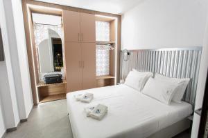 Ένα ή περισσότερα κρεβάτια σε δωμάτιο στο aella apartments