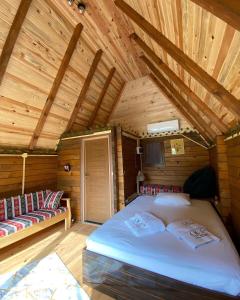 Un dormitorio con una cama grande en una cabaña de madera. en Oce Bungalow, en Ardeşen 29 fotos más
