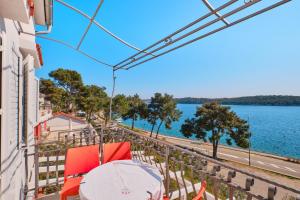 En balkong eller terrasse på House Katarina with sea view and berth