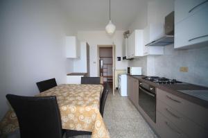 Η κουζίνα ή μικρή κουζίνα στο Appartamento Frontemare