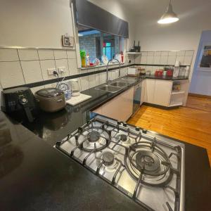 Kjøkken eller kjøkkenkrok på Cozy and stylish 3 bedroom home in Mentone