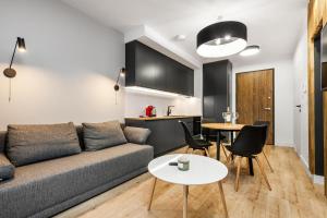 a living room with a couch and a table at Uroczy Apartament w Sercu Starego Miasta in Gdańsk