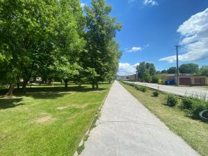 een stoep in een park met bomen en gras bij PARKHOUSE in Rožňava