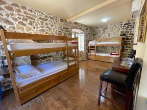 Zimmer mit 2 Etagenbetten und einem Tisch in der Unterkunft Tequila Bar Hostel in Zadar