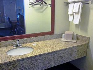 Koupelna v ubytování Motel 6-Houston, TX - East