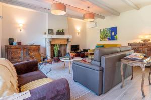 a living room with a couch and a fireplace at Villa Jade in Colares
