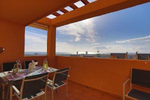 comedor con mesa y vistas a la ciudad en R25 Modern bright 2 bedroom apartment, en Marbella