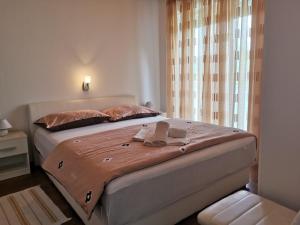 Postel nebo postele na pokoji v ubytování Apartments Dumencic Rab
