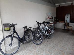 a group of bikes parked next to a wall at Chez Domi Jardin du bourg in Javerlhac-et-la-Chapelle-Saint-Robert