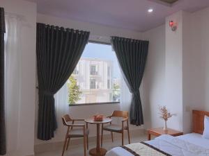 A seating area at ĐỨC THẠNH HOTEL