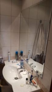 La salle de bains est pourvue d'un lavabo et d'un miroir. dans l'établissement Апартамент студио в затворен комплекс в гр.Банско, à Bansko