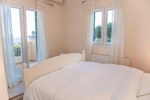 A bed or beds in a room at Villa Sotiris