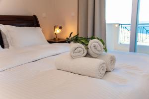 A bed or beds in a room at Villa Sotiris