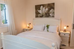 A bed or beds in a room at Villa Sotiris