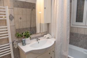 A bathroom at Villa Sotiris