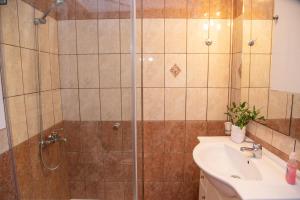 A bathroom at Villa Sotiris