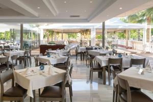 A restaurant or other place to eat at Mar Hotels Paguera & Spa