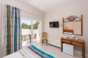 A television and/or entertainment centre at Mar Hotels Paguera & Spa