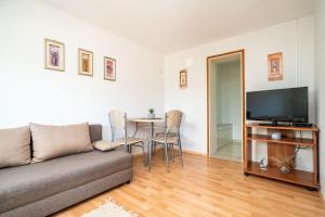 uma sala de estar com um sofá e uma mesa em Apartments Nico em Dubrovnik