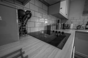 黑爾斯沃思的住宿－The Stables，厨房配有水槽和台面