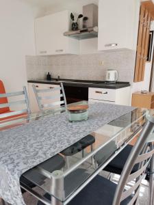 Kuchyň nebo kuchyňský kout v ubytování Apartments Dumencic Rab