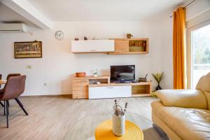 Μια τηλεόραση ή/και κέντρο ψυχαγωγίας στο Apartments Calida B
