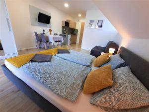 um quarto com uma cama grande e 2 almofadas em Tatras Apartments 622 em Nová Lesná