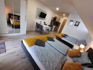 um quarto com 2 camas e uma sala de estar em Tatras Apartments 622 em Nová Lesná