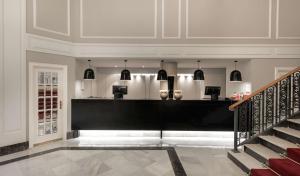 una sala di degustazione con bancone nero e scale di NH Collection Gran Hotel de Zaragoza a Saragozza