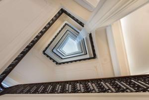 espejo en el techo de una habitación en NH Collection Gran Hotel de Zaragoza, en Zaragoza