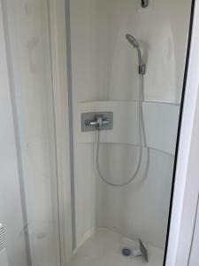 Kúpeľňa v ubytovaní Mobil Home tout confort 6 personnes avec wifi + 7 fotografií