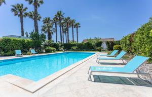 basen z 2 leżakami i palmami w obiekcie Villa Pompea al piano terra - Apulia Home w mieście Casarano