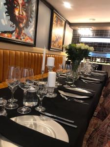 un lungo tavolo con bicchieri da vino e tovaglioli sopra di Sasavona Boutique Hotel a Polokwane