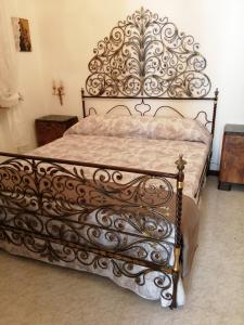 an ornate metal bed in a bedroom at CA' DU PINZER in Valletti