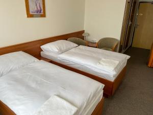 A bed or beds in a room at Retro Hotel Suza