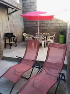 Patio alebo iná vonkajšia časť ubytovania Gîte des falaises
