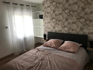 Posteľ alebo postele v izbe v ubytovaní Gîte des falaises