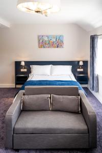 una camera con un grande letto e un divano di Bridge Inn Studio Apartments a Donegal