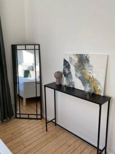 a room with a mirror and a black table at Schönes 2-Zimmer-Apartment in Bremen, Findorff in Bremen +10 photos