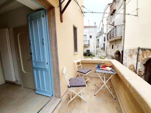 A balcony or terrace at Casa Santa Maria - Beautifully restored house in centro storico Irsina Basilicata Puglia