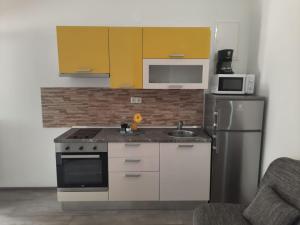 A cozinha ou cozinha compacta de Miljas Studio Apartman
