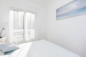 Posteľ alebo postele v izbe v ubytovaní Brand new apartments Viktorija just 250m from the beach!