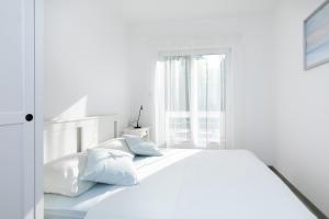 Posteľ alebo postele v izbe v ubytovaní Brand new apartments Viktorija just 250m from the beach!
