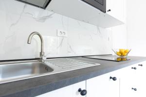 Kuchyňa alebo kuchynka v ubytovaní Brand new apartments Viktorija just 250m from the beach!